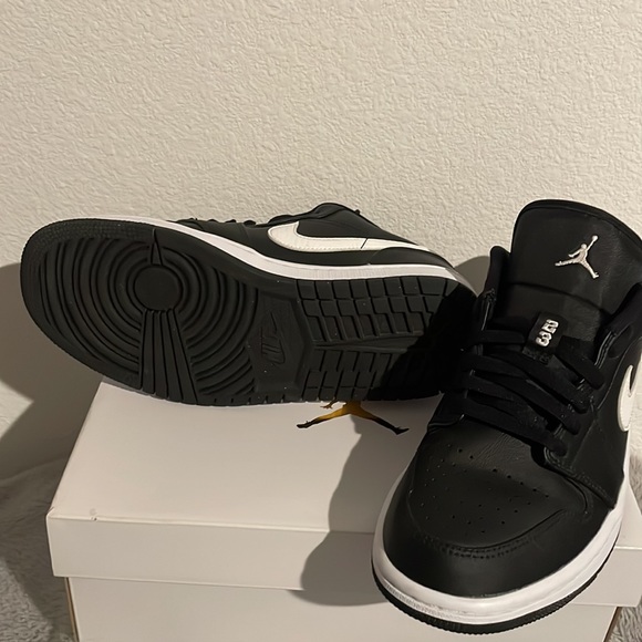 SALE! Woman’s Air Jordan 1 Low.                                  Size US 8.5 - Picture 10 of 12